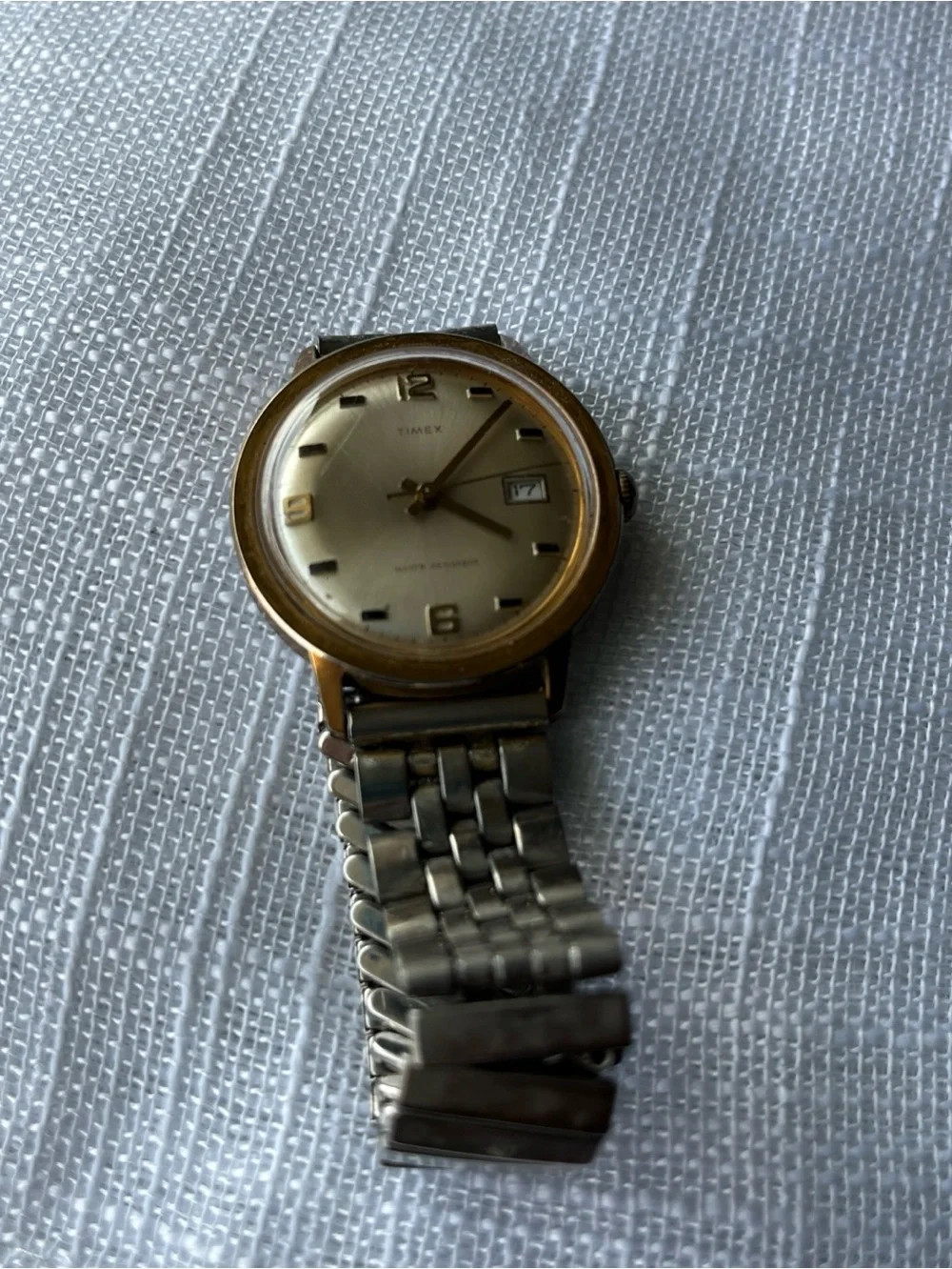 Vtg Mens Water Resistant Silver  & Gold Tone Date Timex Wristwatch Stainless A3